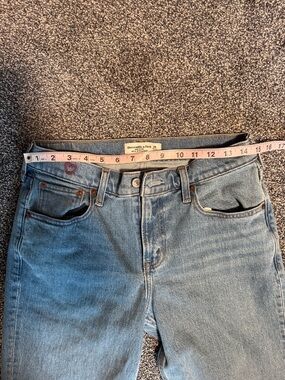 A&F mid rise 90s straight size 28